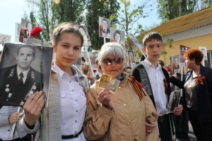 Ученики МБОУ "Гимназия №1" с их родственницей,ветераном Великой Отечественной Войны